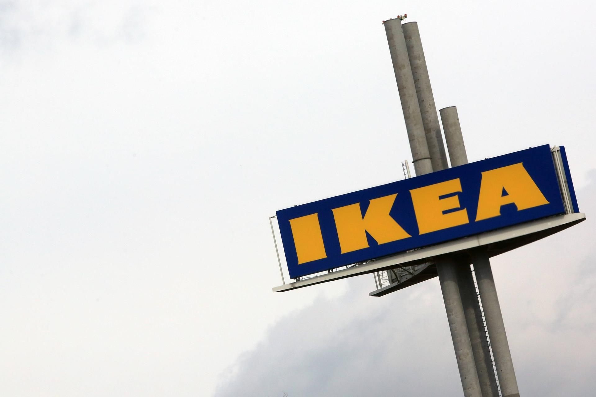 Ein Schild des Möbelhauses IKEA.