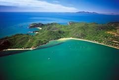 Grün die Insel, türkis das Meer - Magnetic Island vor der Küste Queenslands lockt mit seinen Stränden und Wandermöglichkeiten im Nationalpark viele Touristen an. (Foto: dpa)