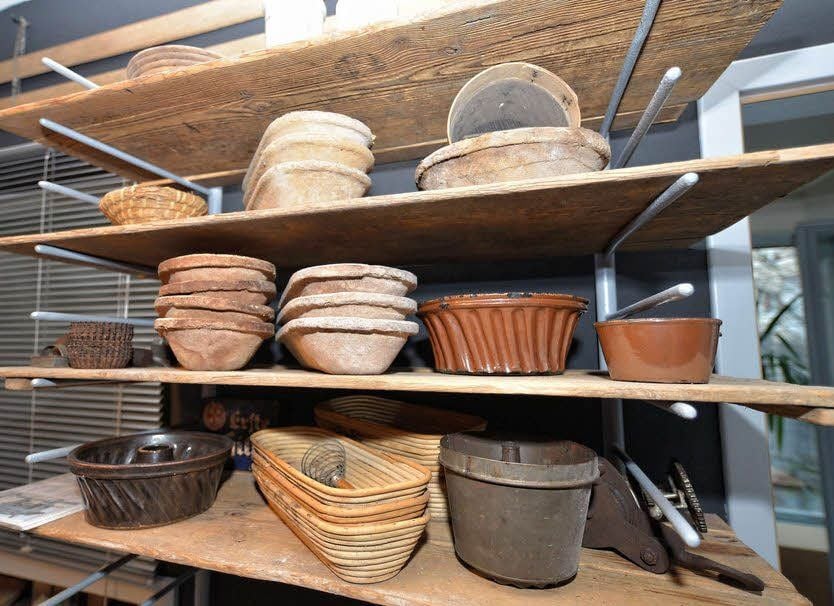 Alles da, was man zum Backen braucht: Formen, Sieb und Brotkorb.
