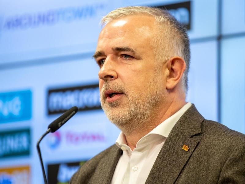 Musste einige Fragen beantworten: Union-Präsident Dirk Zingler. Foto: Andreas Gora/dpa
