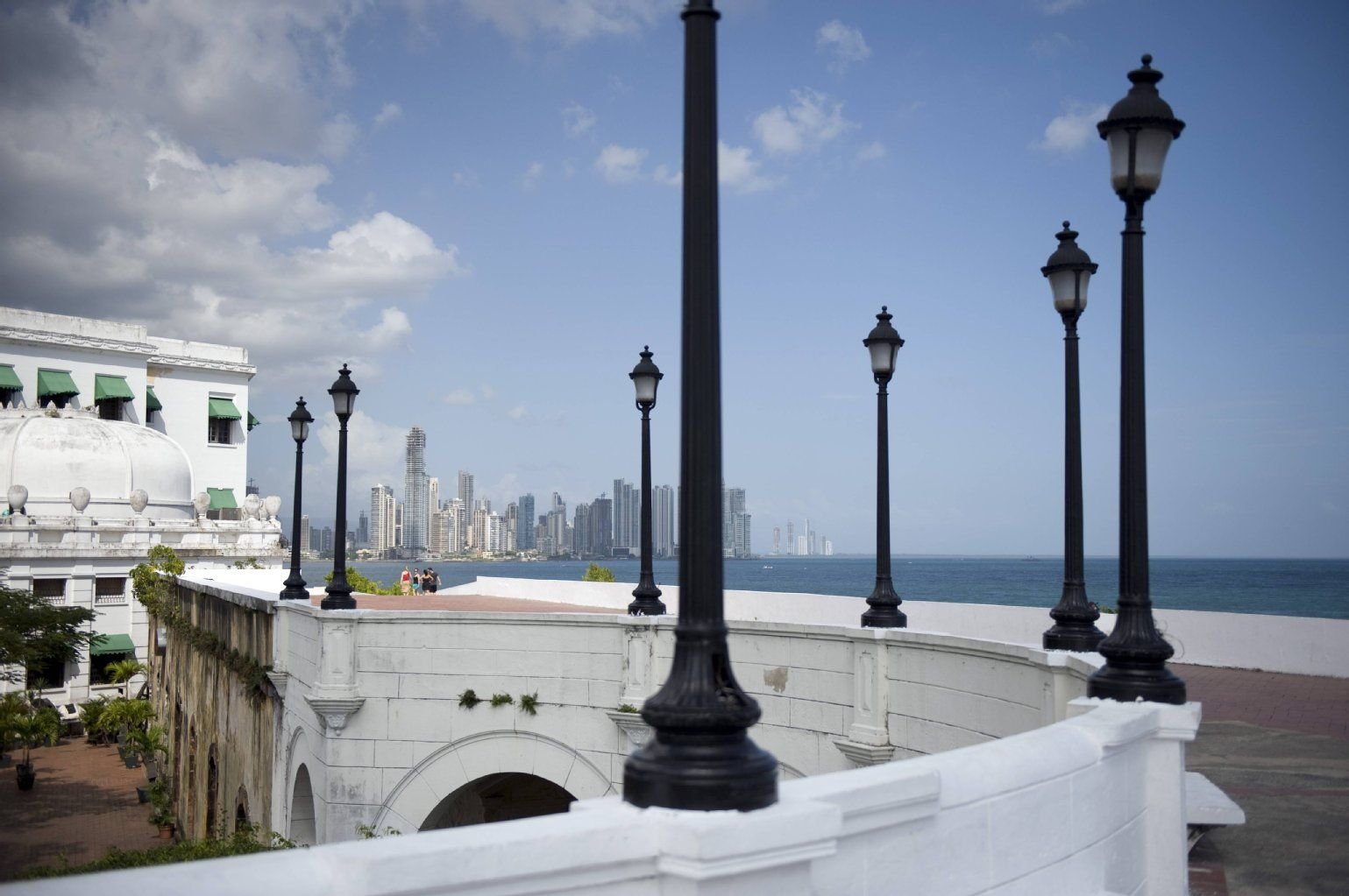 Promenade am Platz Plaza de Francia in der Altstadt Casco Viejo, im Hintergrund die Skyline von Panama Stadt.