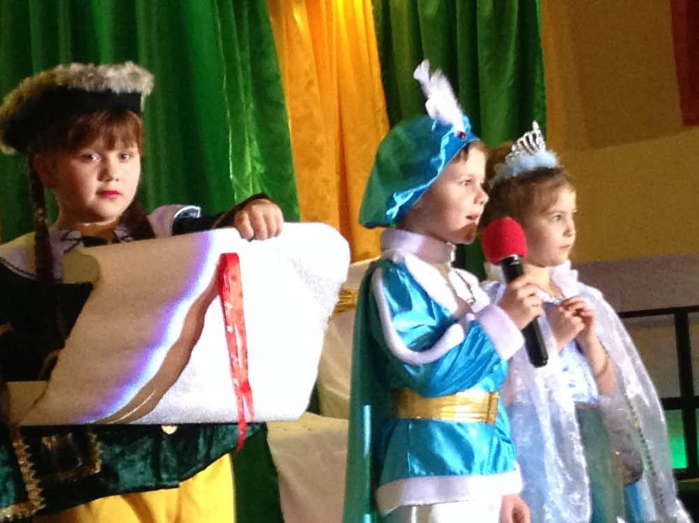 Ole und Lena (rechts) bilden das Kinderprinzenpaar der diesjährigen 61. Session in Plötzkau, Felice hält die Proklamationsrolle.