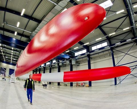 Ein Mitarbeiter des Windkraftanlagenherstellers Vestas im südbrandenburgischen Lauchhammer (Oberspreewald-Lausitz) geht durch eine Werkhalle. (FOTO: DPA)