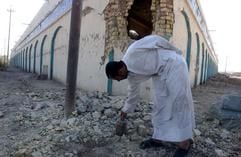 Ein irakischer Mann steht an der Mauer der Moschee in Kufa (Archivfoto: dpa)