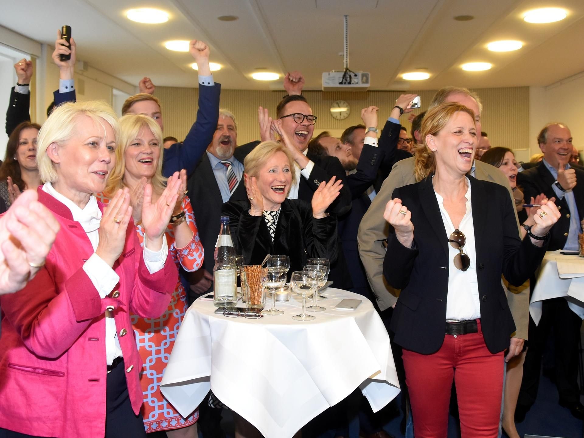 Anhänger der CDU jubeln nach Bekanntgabe der ersten Prognosen.