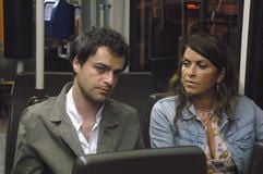 Nejat Aksu (Baki Davrak, l.) und Yeter Öztürk (Nursel Köse) sitzen im Film «Auf der anderen Seite» in einem Bus nebeneinander. (Foto: dpa)