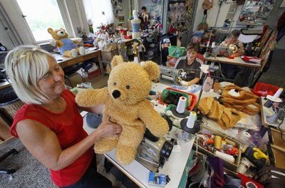 Näherin Gudrun Hentschel begutachtet einen Teddybären in einer alten Kompressorenstation der ehemaligen Spielwarenfabrik Sonni in Sonneberg (FOTO: DDP)