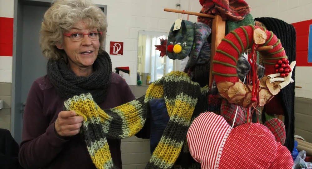Ramona Sauter präsentiert zum ersten Mal Wolliges aus der „Weihnachtswerkstatt“.