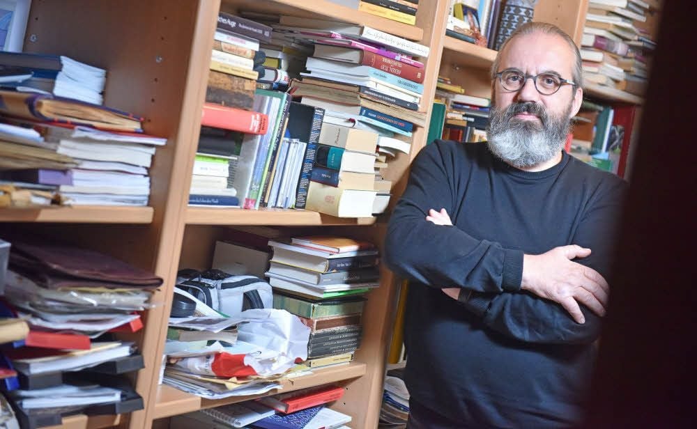 Der Friedersdorfer Schriftsteller Peter Hoffmann in seinem Arbeitszimmer.