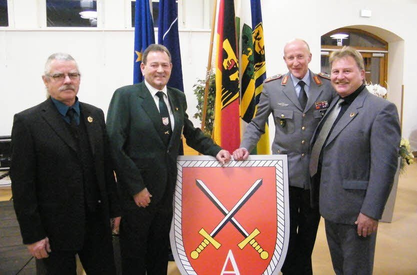 Die VDSK-Vertreter Matthias Gebhardt, Volker Grabow und Albrecht Uhlmann mit Generalmajor Walter Spindler beim Neujahrsempfang.