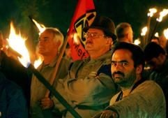 VW-Mitarbeiter des Volkswagenwerks Kassel in Baunatal stehen am Freitag (29. Oktober 2004) kurz nach Mitternacht mit Fackeln vor dem Werk. Rund 1500 Beschäftigte der Nachtschicht haben sich zu einem ersten Warnstreik zusammengefunden. (Foto: dpa)