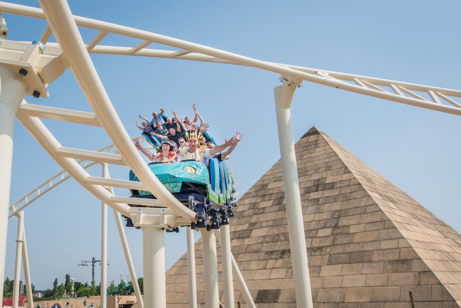Die Cobra des Amun Ra vor der Pyramide in Belantis