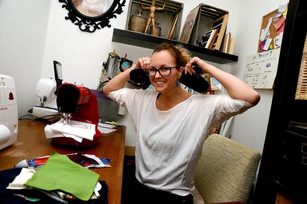 Aktuell probiert sich Marianne Mächtig - hier in ihrer kreativen Ecke zu Hause - darin, Handschuhe zu nähen.