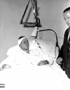 Der verletzte Bobby Charlton liegt in seinem Krankenzimmer in München. Der englische Fußballer von Manchester United gehört zu den Überlebenden einer schlimmen Flugzeug-Katastrophe bei der 21 Menschen ums Leben kamen, unter ihnen elf United-Klubmitglieder. (Archivfoto: dpa)