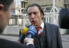 Veikko Bartel, der Anwalt von einem der beiden Tatverdächtigen, gibt am Freitag (21. April 2006) beim Bundesgerichtshof (BGH) in Karlsruhe Journalisten ein Interview. (Foto: dpa)