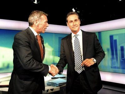 Kanzlerkandidat der Freiheitlichen Partei Österreichs (FPÖ), Heinz-Christian Strache schüttelt dem Kandidaten des Bündnis Zukunft Österreich (BZÖ), Jörg Haider (l.) vor einem TV-Duell am 22. August 2008 im österreichischen Fernsehen die Hand. (Foto: dpa)