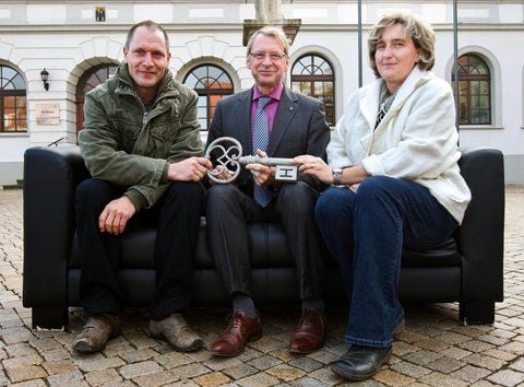 Der Bürgermeister der Stadt Haldensleben Norbert Eichler (CDU) begrüßt am Dienstag vor dem Rathaus der Stadt symbolisch die aus Bayern zugezogenen Ulrike (r) und Jochen Heker. (FOTO: DPA)