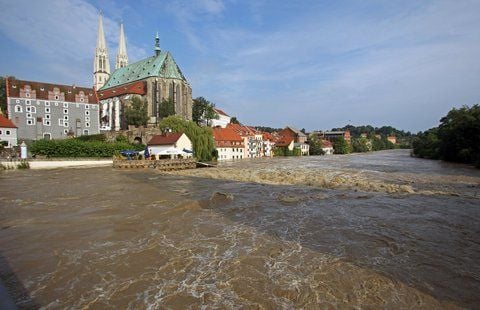 Hochwasser in Görlitz, am Ufer das Lokal von Frank Lachmann. (FOTO: DPA)