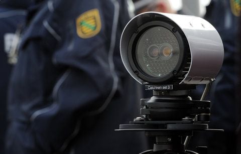 Ein Polizist steht bei einem Pressetermin auf dem Areal der Bereitschaftspolizei in Dresden (Sachsen) hinter dem System zur anlassbezogenen mobilen automatischen Kennzeichenerkennung (AKES). (FOTO: DPA)
