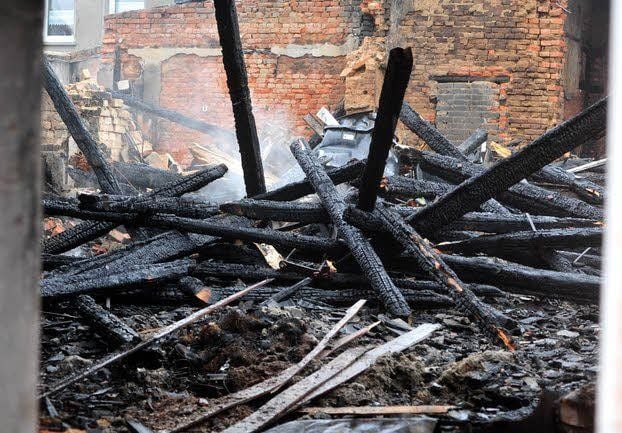 Der Saal ist völlig niedergebrannt, das Haus eine Ruine. Überall liegen verkohlte schwarze Holzbalken.