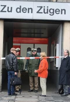 Polizisten sperren am Donnerstag (30.10.2003) einen Eingang des Frankfurter Hauptbahnhofs. (Foto: dpa)
