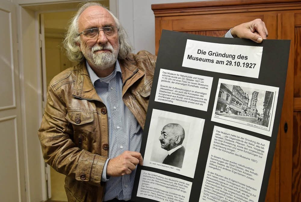 Genau 90 Jahre liegen zwischen dem allerersten und dem aktuellen Museumsdirektor: Ernst Görgner mit dem Abbild von Hans Seelmann.