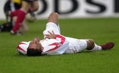 VfB Stuttgart - 1. FC Nürnberg, Sonntag (23.03.2003) im Daimler-Stadion in Stuttgart: Der Stuttgarter Stürmer Kevin Kuranyi liegt nach einer verpatzten Aktion am Boden. Der VfB Stuttgart verliert mit 0:2. (Foto: dpa)