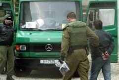 Ein Polizeibeamter führt am Mittwoch (13.04.2005) in Hannover einen Verdächtigen ab. Die Polizei in der niedersächsischen Landeshauptstadt konnte während einer Razzia einen Menschenhändlerring zerschlagen, der in großem Stil Frauen zur Prostitution nach Deutschland geschleust hat. (Foto: dpa)