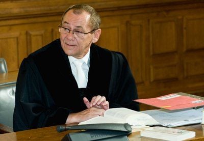 Staatsanwalt Klaus-Dieter Müller sitzt zu Beginn des Prozessen gegen den wegen Mordes an der achtjährigen Michelle angeklagte Daniel V. im Landgericht in Leipzig. (FOTO: DDP)