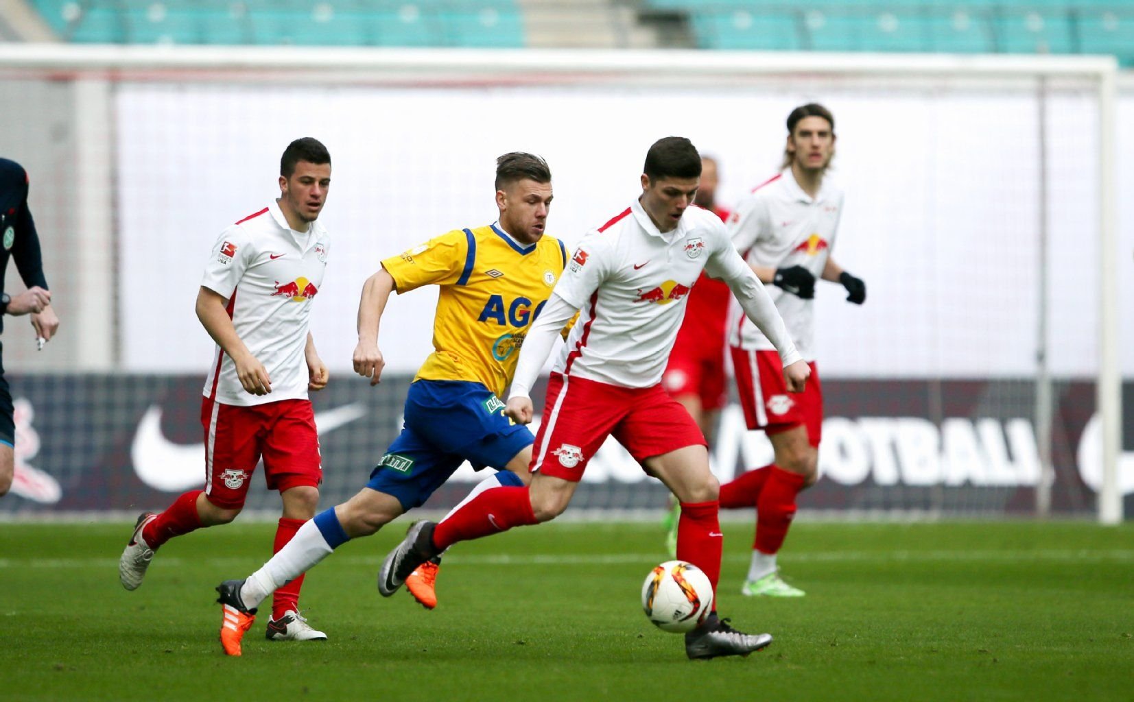 Diego Demme (RB Leipzig), Radim Breite (Teplice) and Marcel Sabitzer (RB Leipzig) während des Testspiels.