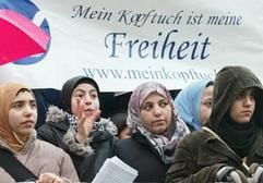 Mehrere Frauen mit Kopftüchern stehen zu Beginn einer Demonstration gegen das mögliche Kopftuch-Verbot am Samstag (17.01.2004) auf dem Berliner Oranienplatz. (Foto: dpa)