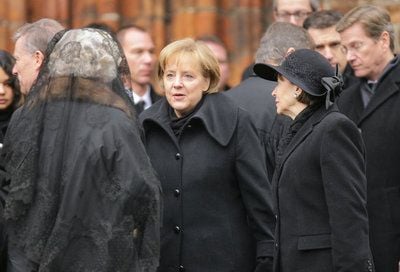Bundeskanzlerin Angela Merkel (M) kondoliert Alexandra Gräfin Lambsdorff, Witwe des verstorbenen FDP-Ehrenvorsitzenden Otto Graf Lambsdorff, am Samstag nach der Trauerfeier vor dem Dom in Brandenburg/Havel, rechts Bundesaußenminister Guido Westerwelle. (FOTO: DPA)