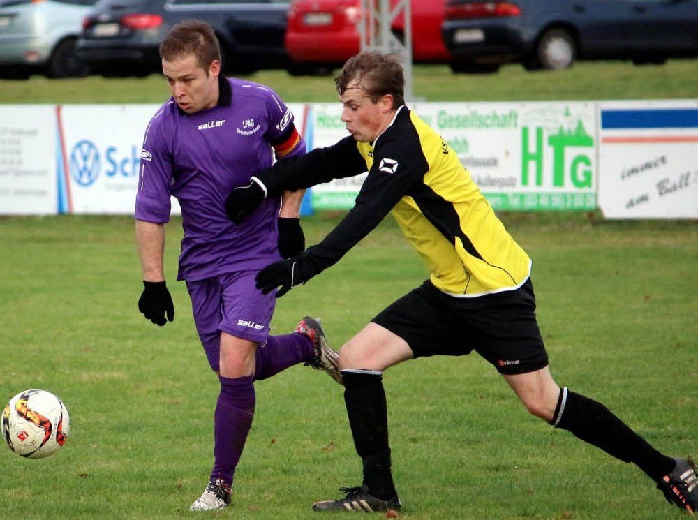 Sören Kummer (violett) und Wolferstedt schafften in Unterzahl gegen Helmsdorf noch den 2:2-Ausgleich .