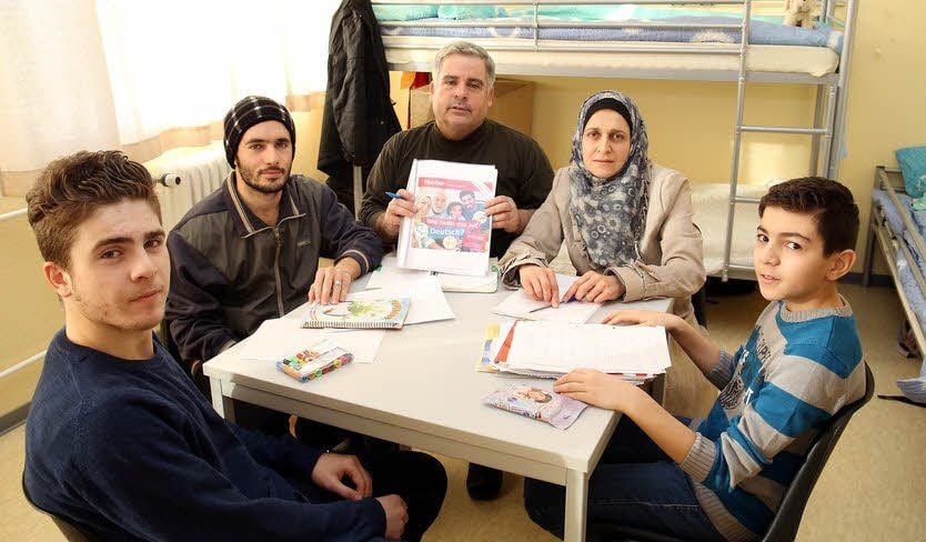 Udei (von links) und Majd, ihre Eltern Mohammed und Reda Ibrahim sowie Cousin Abdulla sind froh, dass sie in Deutschland in Sicherheit sind.