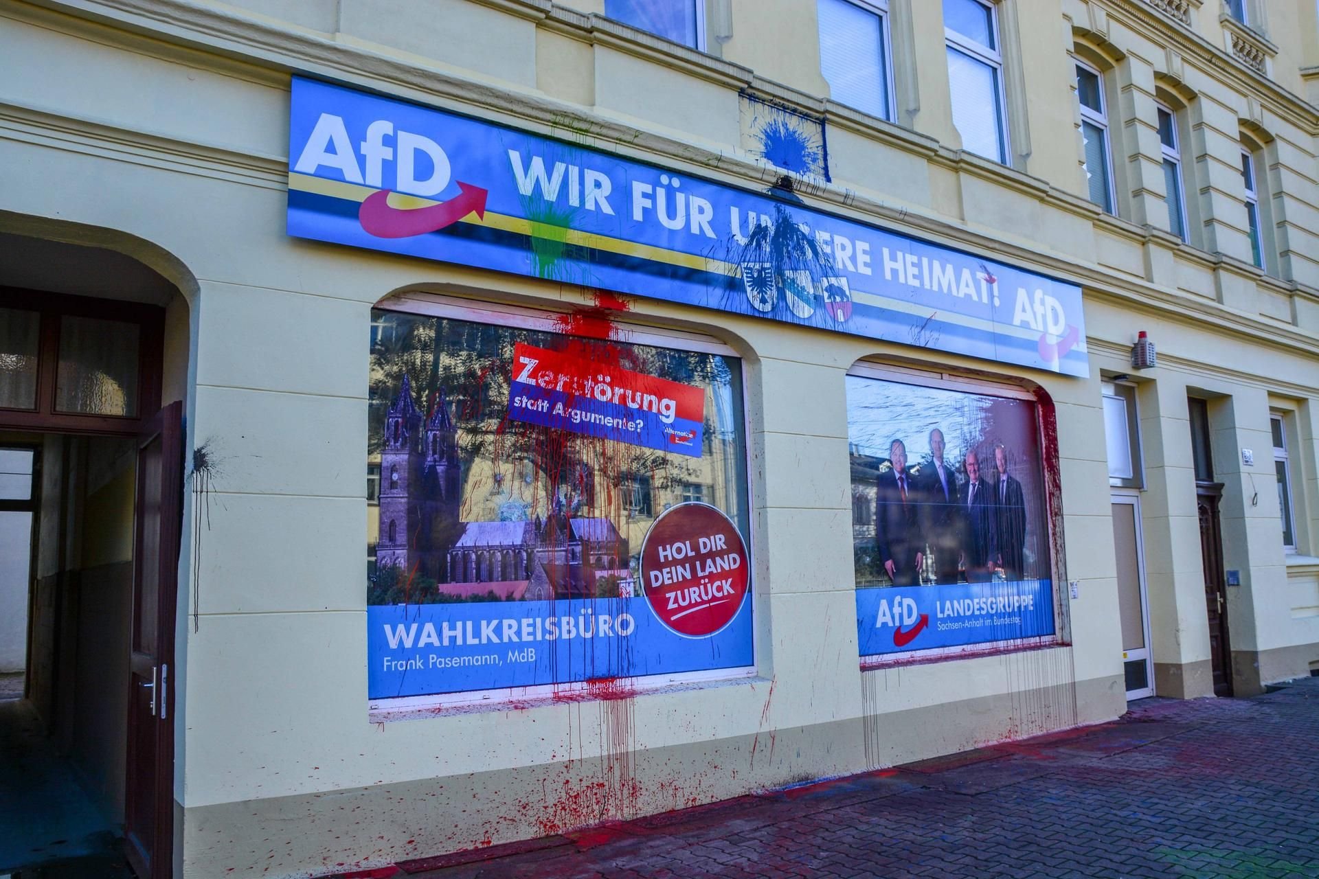 Zeugen haben mehrere Angreifer beobachtet, die das Büro attackierten.