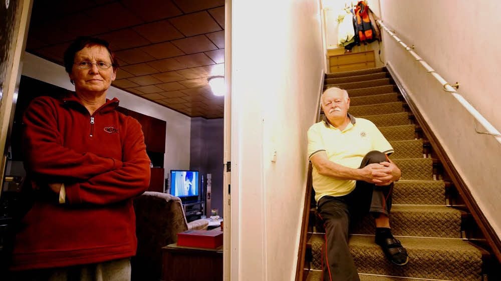 Jutta und Helmut Kohlleppel sind sauer. Da ihre Wohnung etwas zu groß ist, die nicht nutzbare Treppe fällt rein, wurde ihre Miete nicht voll übernommen.
