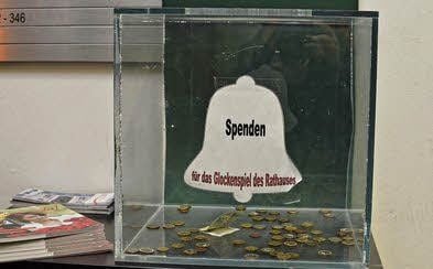 Eine der Stimmzettelboxen aus der Magnetbandfabrik von 1989 dient im Bürgerbüro als Spendenbox für das Glockenspiel.