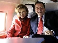Der damalige Bundeskanzler Gerhard Schröder und seine Frau Doris Schröder-Köpf während einer Flugreise im September 2005. (Archivfoto: dpa)