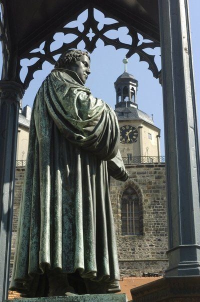 Das Lutherdenkmal auf dem Marktplatz in Wittenberg, im Hintergrund die Stadtkirche St. Marien. (Foto: dpa)