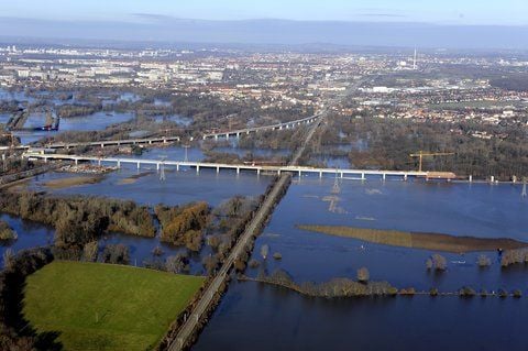 Das Luftbild zeigt die künftige ICE-Strecke von Erfurt nach Halle und Leipzig durch die Saale-Elsteraue im Süden von Halle. (ARCHIVFOTO: WINKLER)