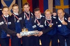 Der Deutsche Skip Sebastian Stock (v.l.) und seine Teamkollegen Daniel Herberg, Stephan Knoll Patrick Hoffmann, Markus Messenzehl, Uli Sutor, (Coach) jubeln mit dem Pokal der Europameister nach ihrem Sieg gegen die Schweden im Finale der Europameisterschaft im Curling am Samstag in Grindelwald. Die Deutschen holten sich den Titel gegen die Schweden mit (7:6) nach dem 10 End. (Foto: dpa)