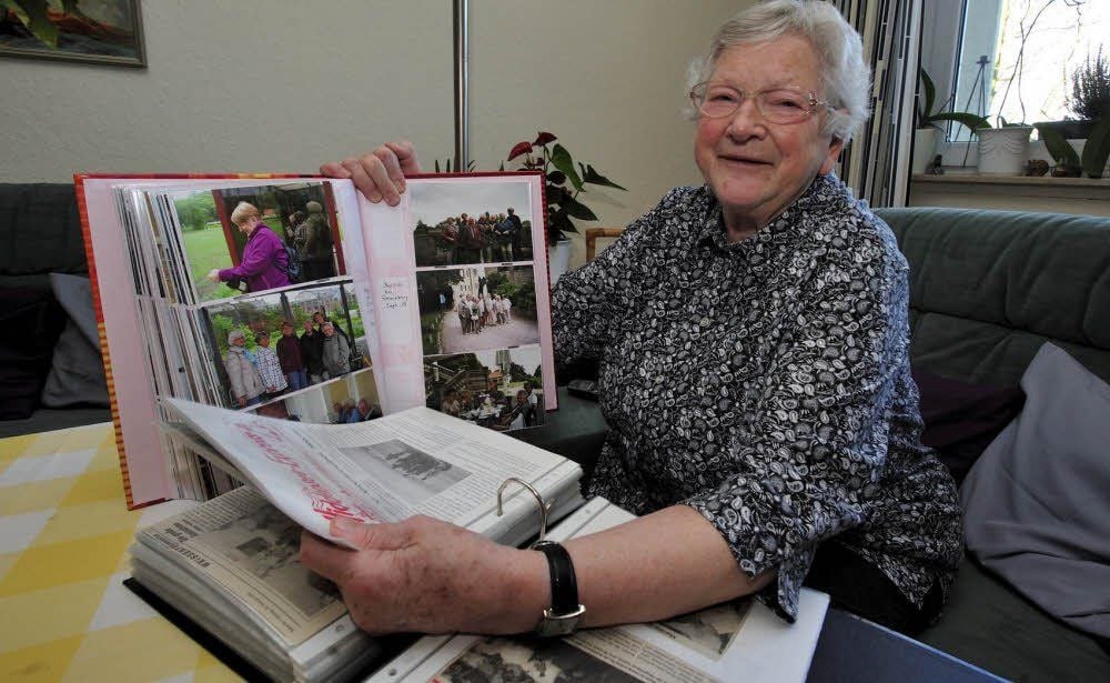 Ihre ehrenamtliche Arbeit füllt Mappen und Ordner: Marlis Trommer hat Texte und Fotos sorgfältig aufbewahrt.