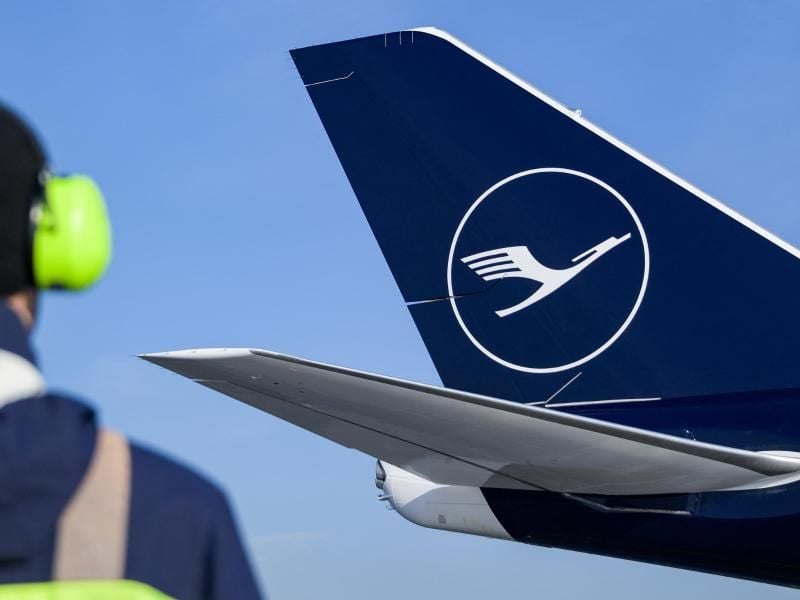 Eine Boeing 747-8 der Lufthansa mit dem neuen Kranich-Logo der Fluggesellschaft. Foto: Axel Heimken/Archiv