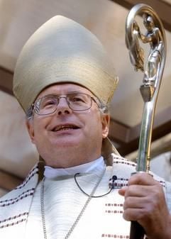 Der Erfurter Bischof Joachim Wanke hält vor rund 12.000 Wallfahrern zu Christi Himmelfahrt auf der Wiese des Wallfahrtsortes Klüschen Hagis bei Wachstedt im Eichsfeldkreis eine Predigt (Archivbild vom 29.05.2003). Der katholische Bischof von Erfurt wird am 04.05.2006 65 Jahre alt. (Foto: dpa)