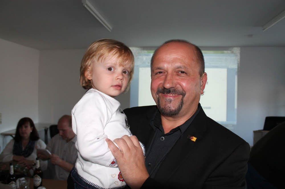 Vereinschef Uwe Kapper mit seiner Tochter Maja-Emma, auch gehörlos