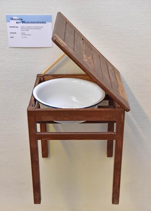 Praktisch: Hocker mit Waschschüssel