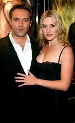 Das Archivbild zeigt die Schauspielerin Kate Winslet und ihren Freund, den Regisseur Sam Mendes, am 18.09.2002 in London bei der Premiere von Mendes' neuem Film "Road to Perdition". (Foto: dpa)