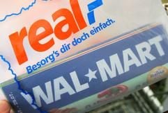 Eingesteckt: Ein Prospekt des US-Konzerns Wal-Mart in einer Tragetasche des zur Metro-Gruppe gehörenden «real»-Markts. (Foto: dpa)