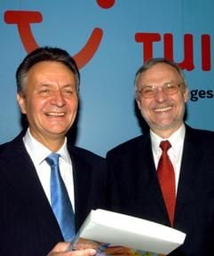 Der Vorstandsvorsitzende der TUI, Michael Frenzel (l), und Finanzvorstand Rainer Feuerhake lesen vor Beginn der Bilanzpressekonferenz des Tourismuskonzerns am Mittwoch (23.03.2005) in Hannover im Geschäftsbericht. (Foto: dpa)