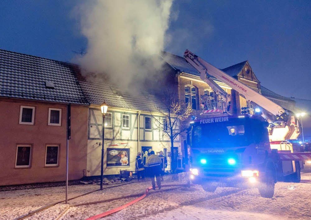 Am frühen Freitagmorgen wurden die Feuerwehren der Stadt Gräfenhainichen zu einem Brand in einem Haus am Kirchplatz gerufen.